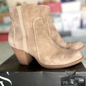 Simply Vera Vera Wang Taupe Booties